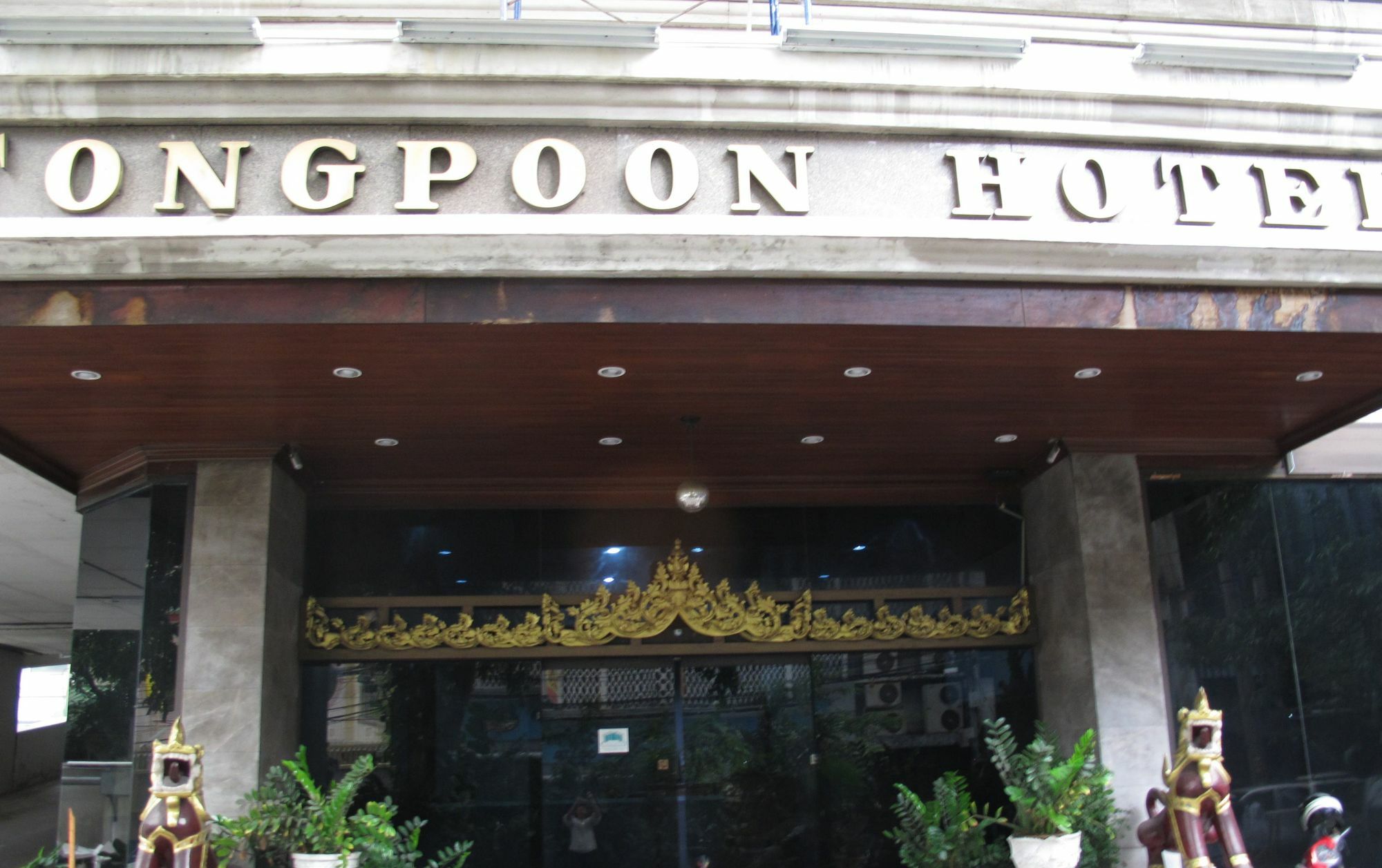 Tongpoon Hotel Bangkok Exterior foto